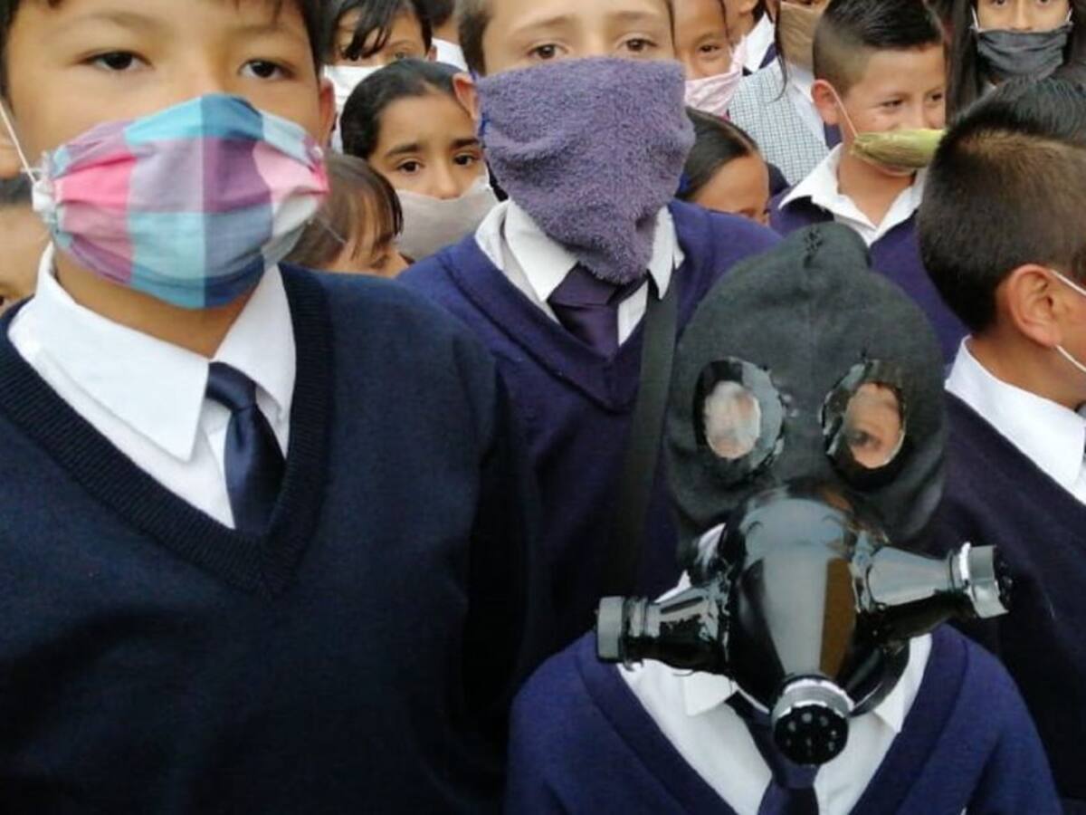 Niños de colegio en Soacha fabrican sus propios tapabocas con reciclaje