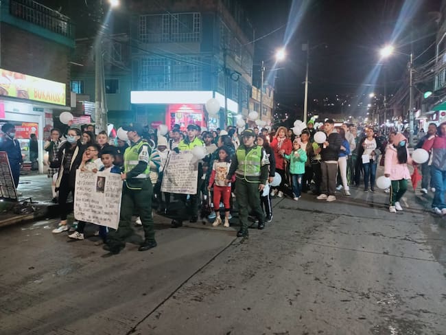 Habitantes de Usme realizan velatón por asesinato de Gabriel Esteban