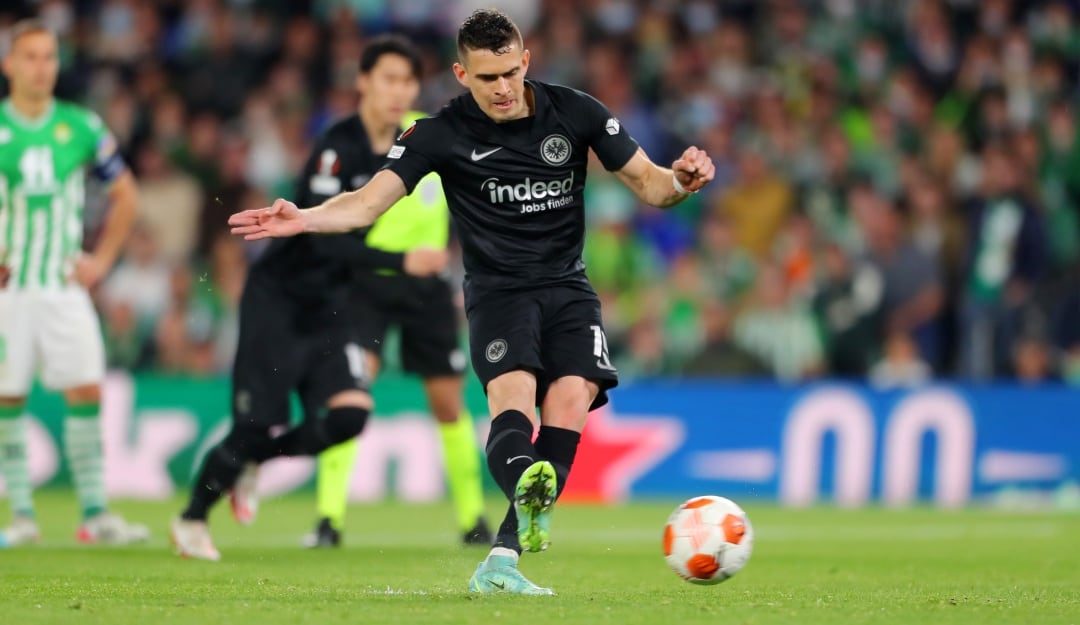 Rafael Santos Borré ejecuta el lanzamiento desde el punto penal que atajó el portero Claudio Bravo.