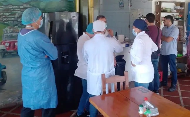 Visita de integrantes de la DTSC en un establecimiento comercial. Foto: Dirección Territorial de Salud de Caldas.