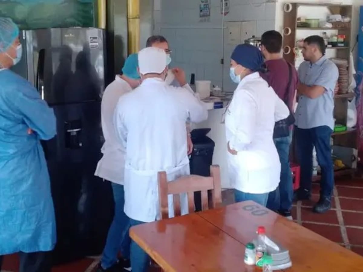 Autoridades destruyen productos comestibles vencidos que estaban a la venta en el norte de Caldas