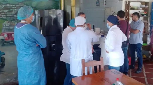 Visita de integrantes de la DTSC en un establecimiento comercial. Foto: Dirección Territorial de Salud de Caldas.