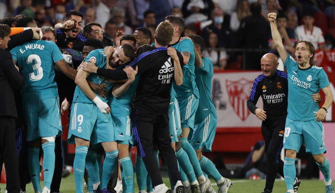 Celebración del Real Madrid en el gol de Karim Benzema