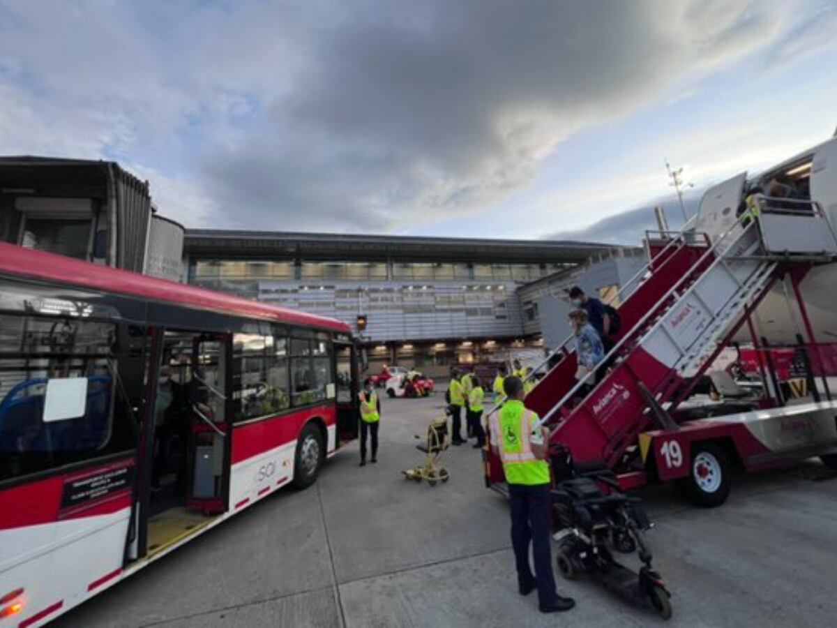 Escalerilla en el Aeropuerto El Dorado. (Foto: Julio Sánchez Cristo en Twitter @jsanchezcristo)