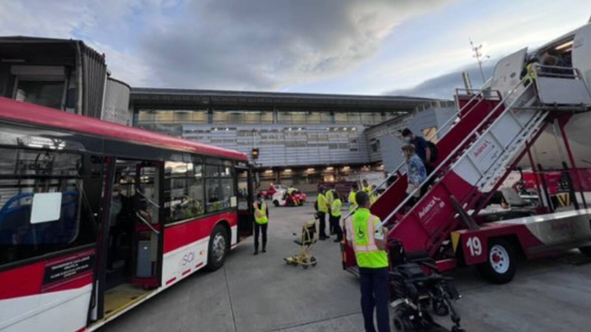 Por escalera y no ‘gate’: así llegan los pasajeros de Miami a El Dorado en Bogotá