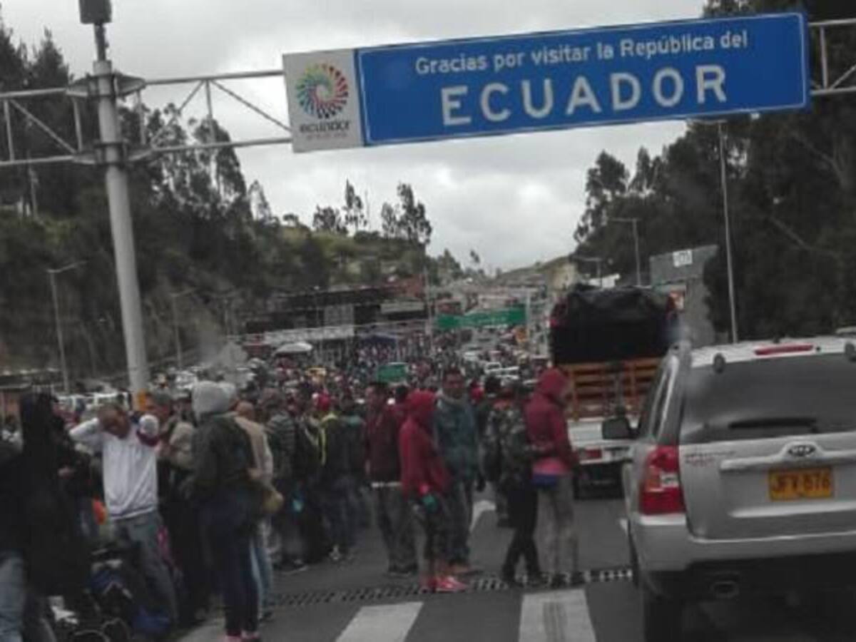 Caos en Rumichaca por masiva llegada de venezolanos