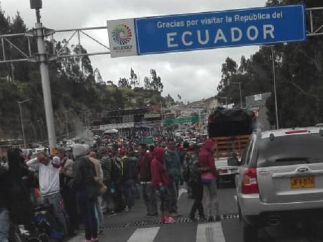 Caos en Rumichaca por masiva llegada de venezolanos