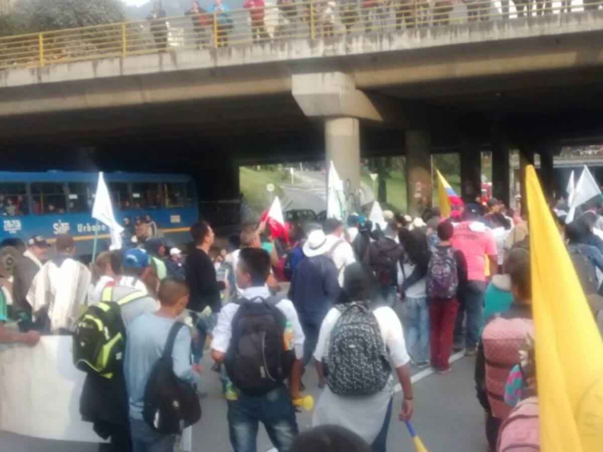 Marchas por la paz avanzan por la Calle 26