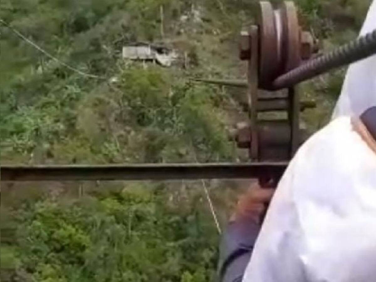 ¡Qué peligro! campesinos cruzan la vía Curos - Málaga en una tarabita