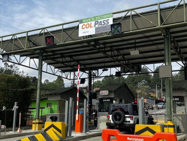 La exención continua para motocicletas, bicicletas y vehículos de servicio público autorizados. Foto: Alcaldía de Envigado.