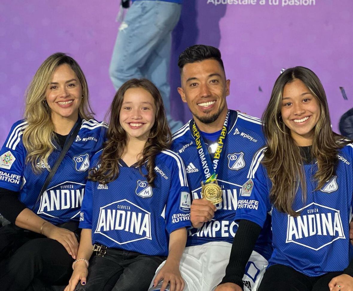 Fernando Uribe junto a su esposa e hijas, tras ganar la Liga 2023-I / Instagram: Fernando Uribe.