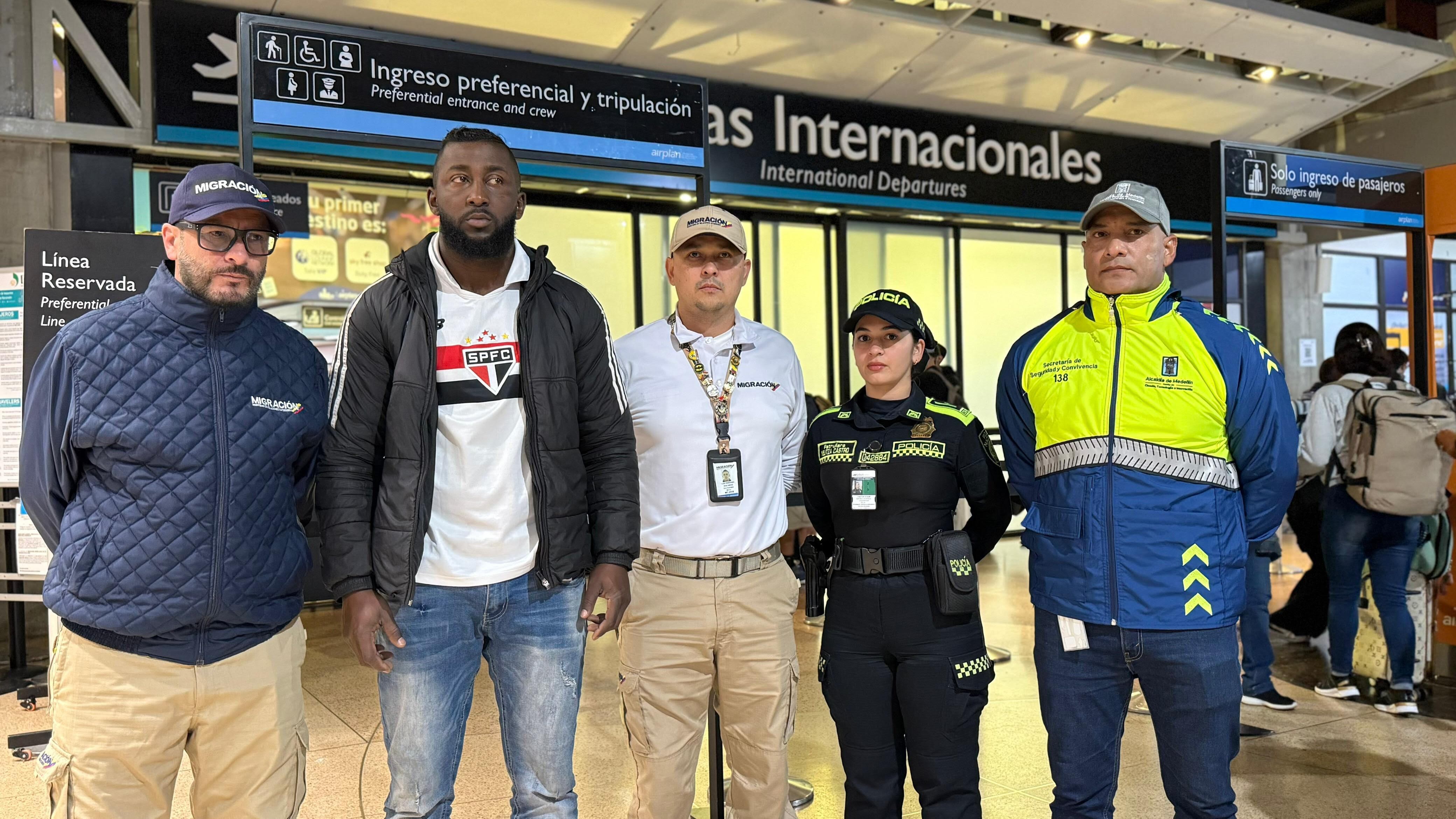 Al hincha de Sao Paulo se le impuso un comparendo, con su respectiva multa, por su implicación en los desmanes en el estadio Atanasio Girardot. Foto: Migración Colombia.