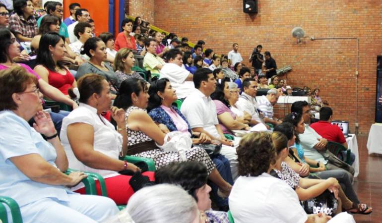 Padres de familia en el colegio Inem