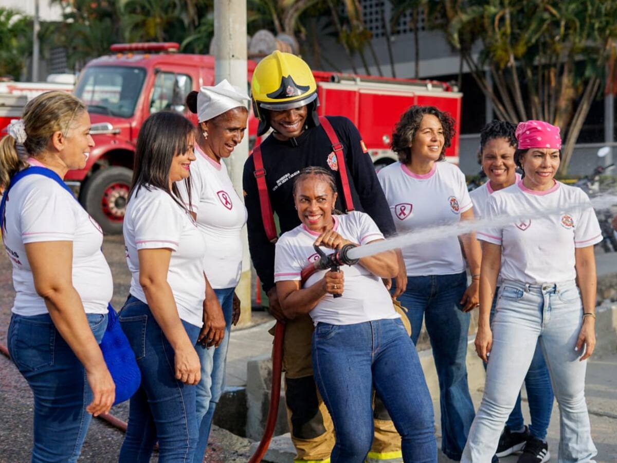 Mujeres “Brigadistas por la Vida” visitan estación de bomberos en Cartagena
