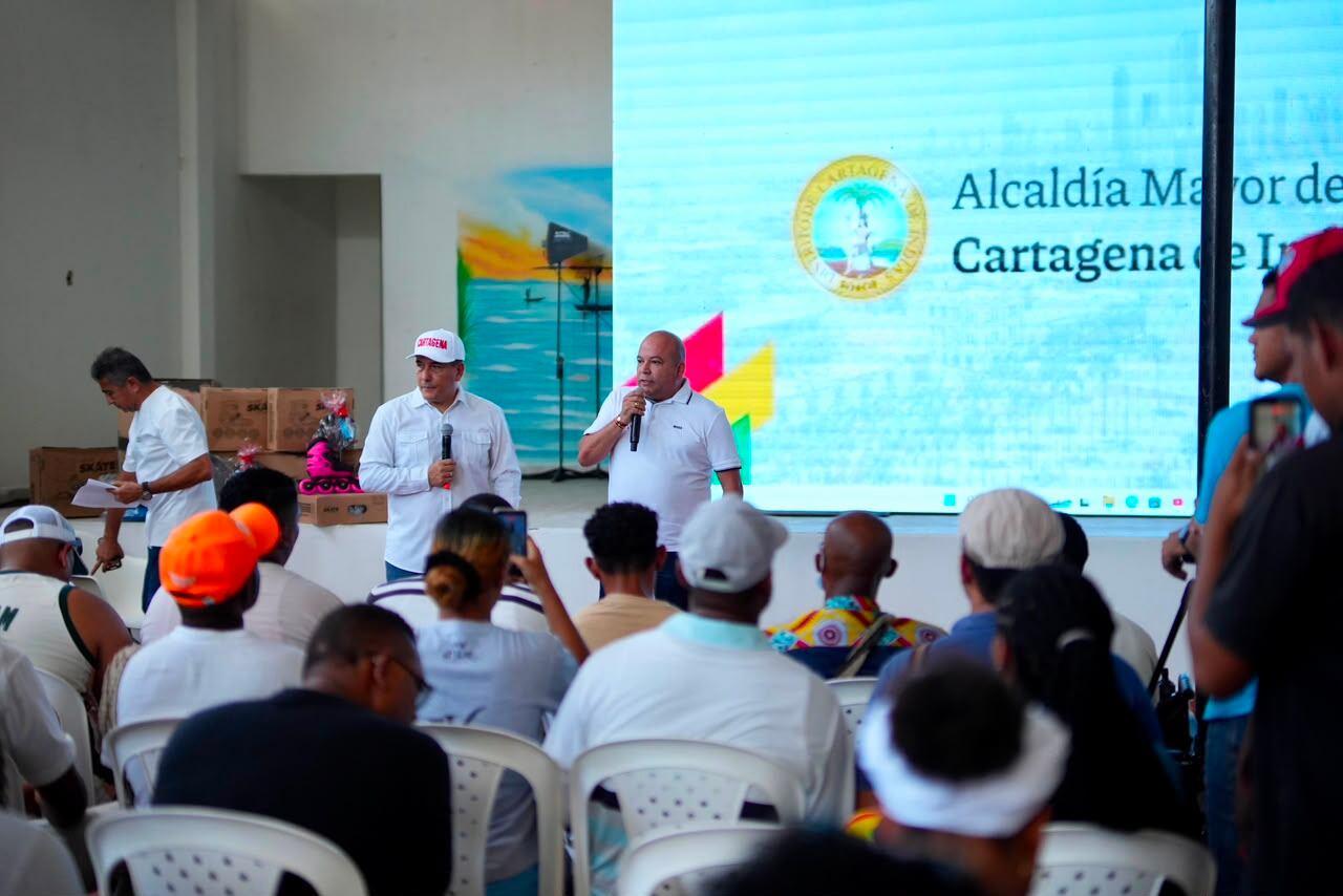 Dumek Turbay, alcalde de Cartagena, dialogando con la comunidad de Pasacaballos. // Alcaldía de Cartagena