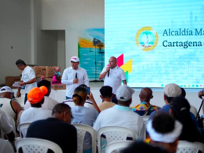 Dumek Turbay, alcalde de Cartagena, dialogando con la comunidad de Pasacaballos. // Alcaldía de Cartagena