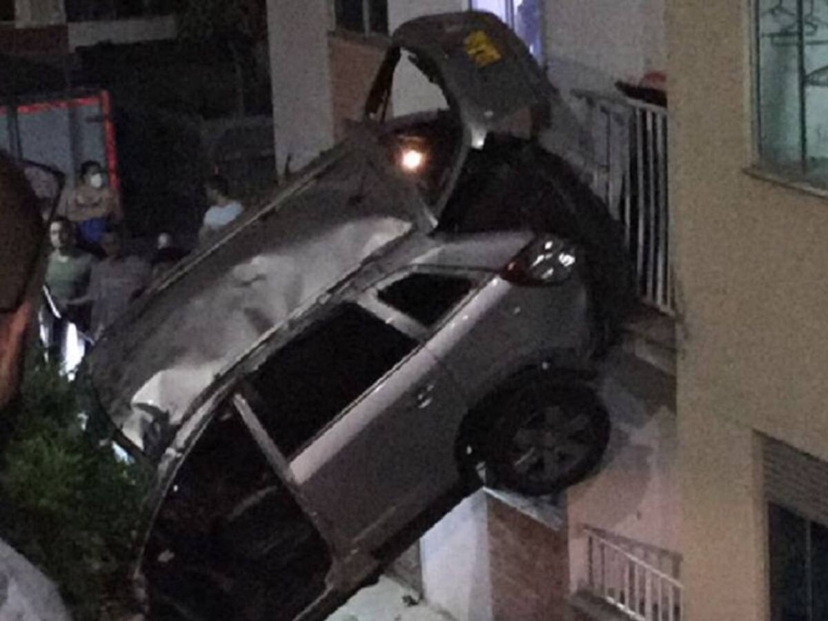 Cinco heridos tras choque de un carro contra un edificio en Bello