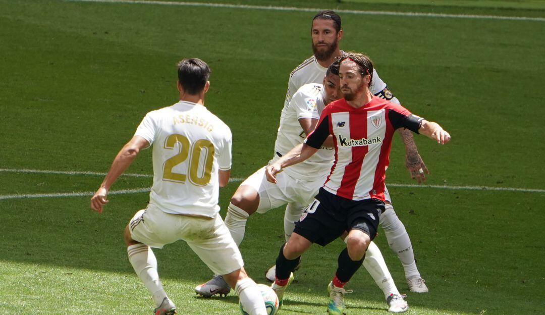 Iker Muniain (Athletic Bilbao) disputando un balón en el partido ante Real Madrid.
