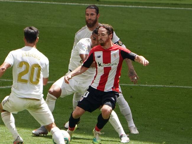 Iker Muniain (Athletic Bilbao) disputando un balón en el partido ante Real Madrid.