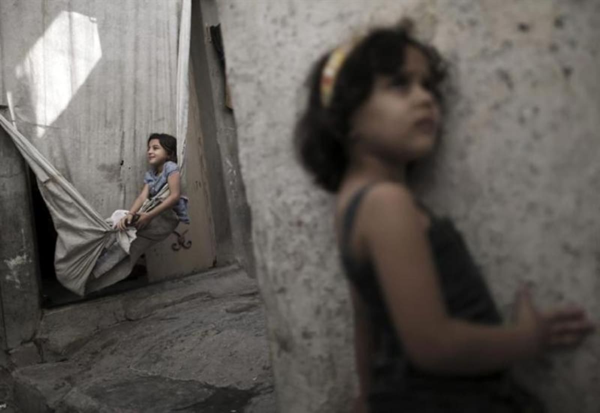 Unas niñas refugiadas palestinas juegan en el campo de refugiados Jabaliya, al norte de la franja de Gaza.