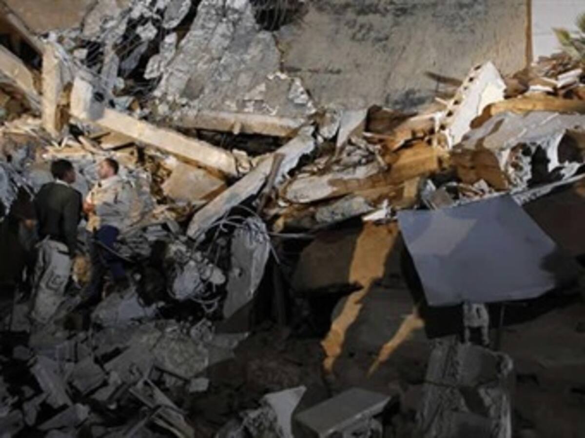 Aliados impactan centro de control militar de Gadafi