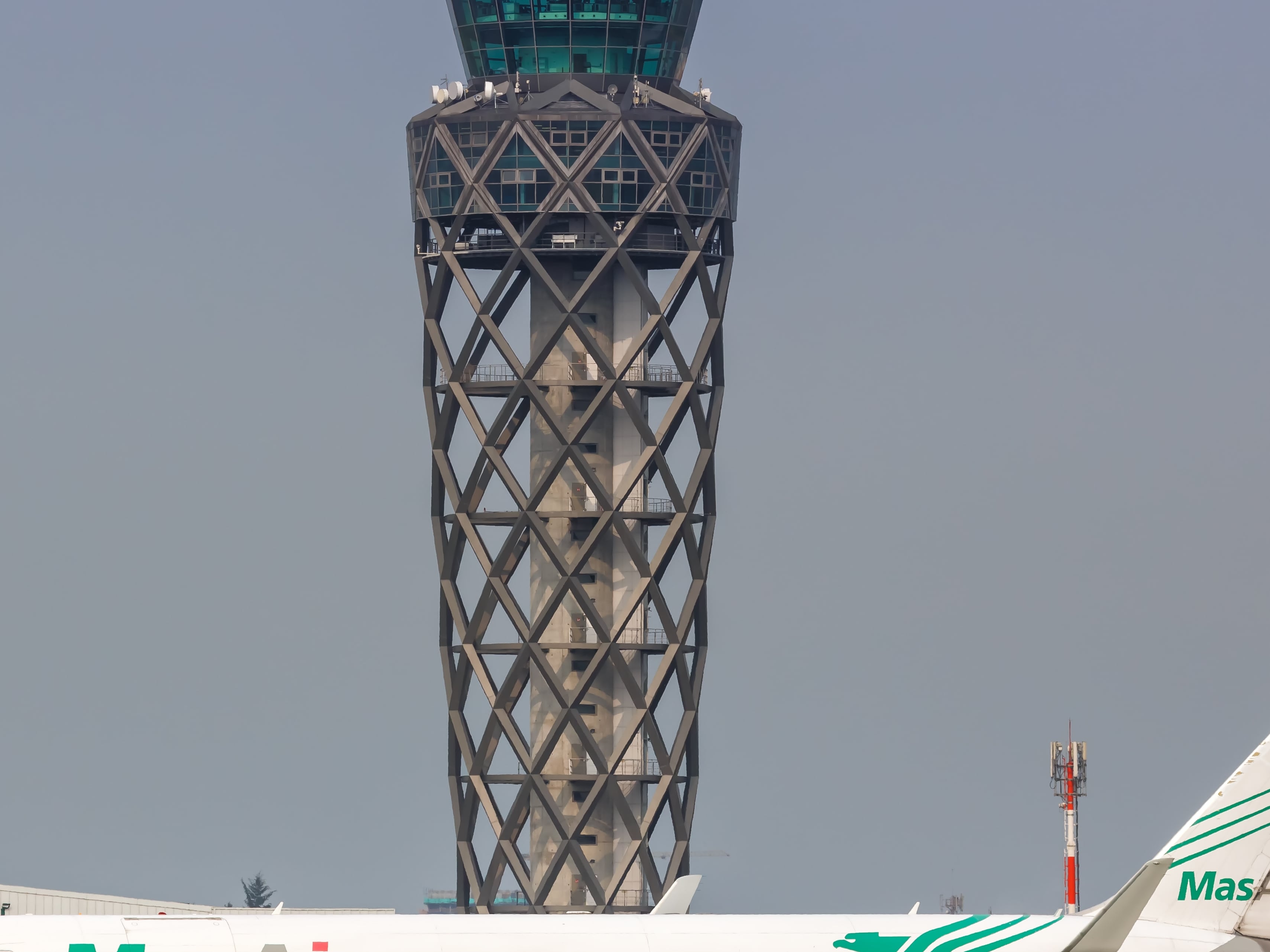 Torre de control del Aeropuerto El Dorado, en Bogotá. Imagen vía Getty Images