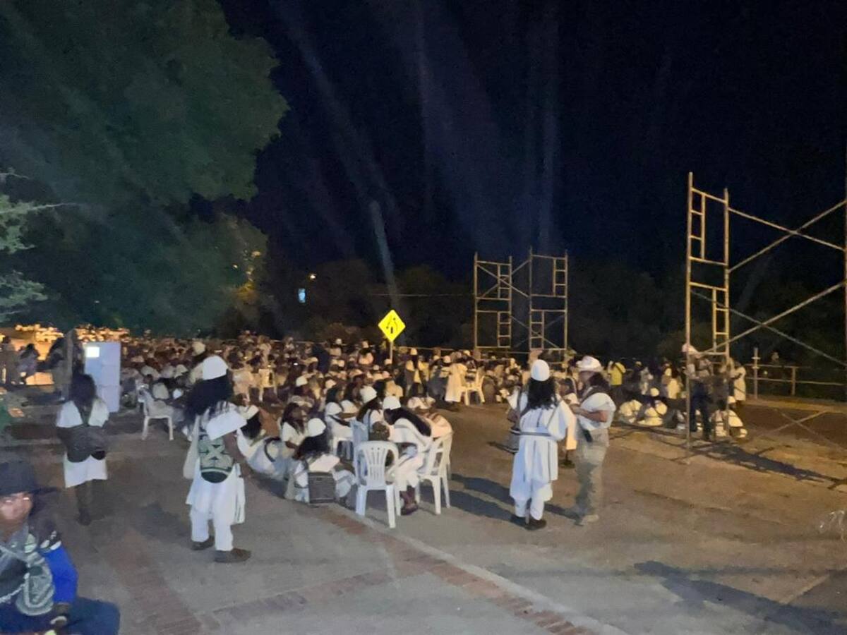 Indígenas arhuacos bloquean Valledupar exigiendo presencia del presidente Petro