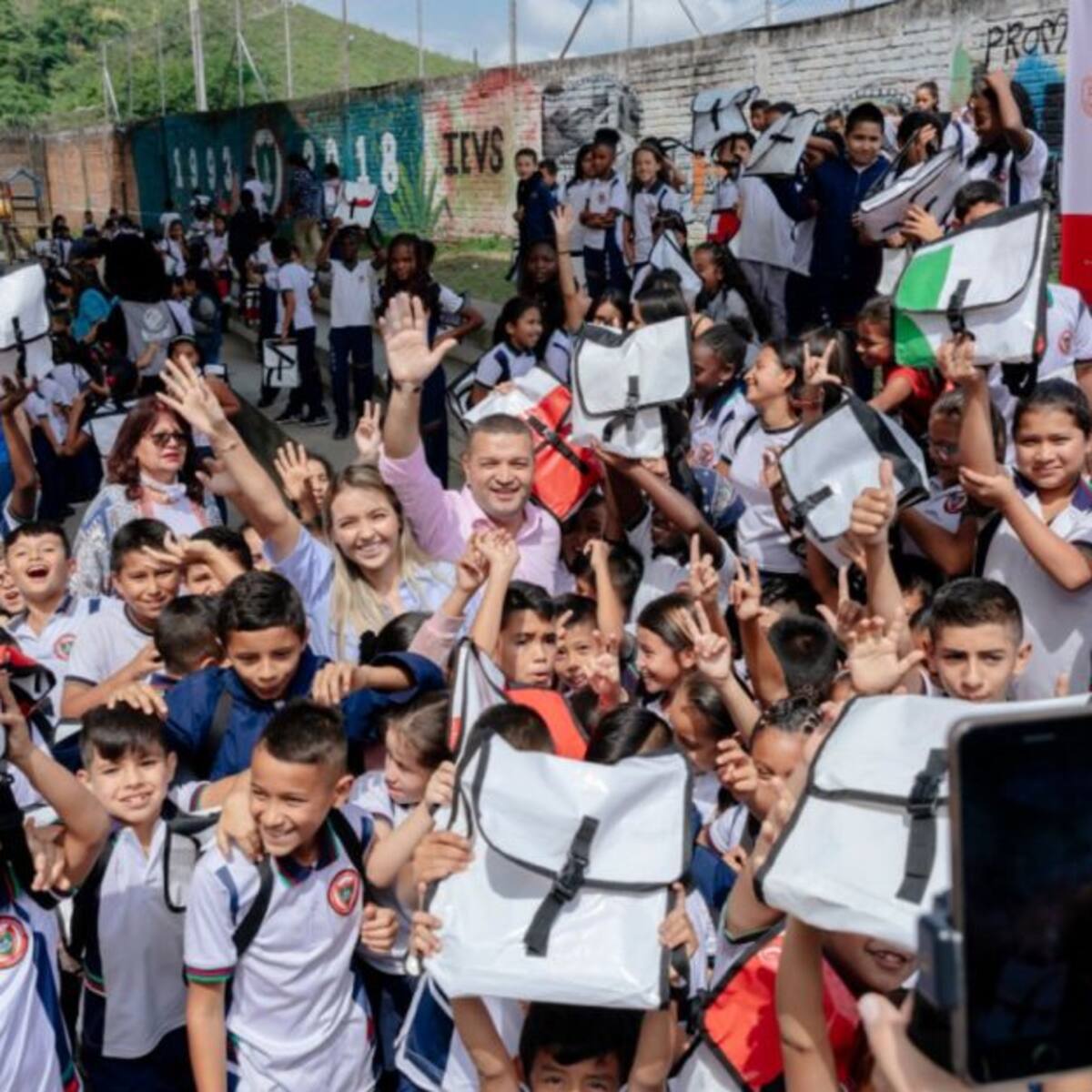 Con plástico de vallas políticas hicieron kits escolares en Pereira