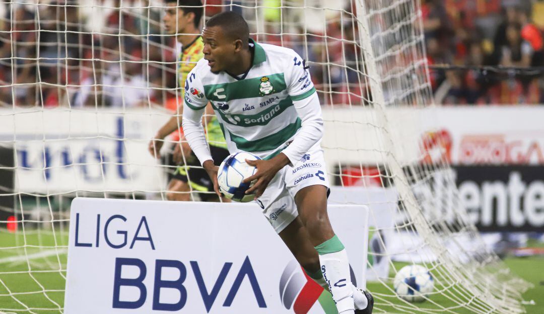 Harold Preciado festeja su primer gol con el Santos Laguna.