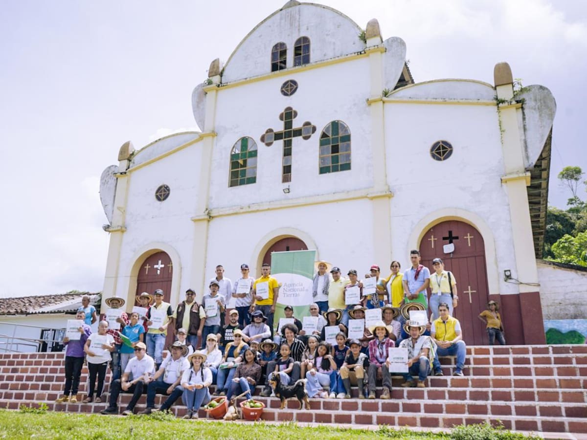 Víctimas del conflicto armado en Urabá reciben más de 260 hectáreas de tierra