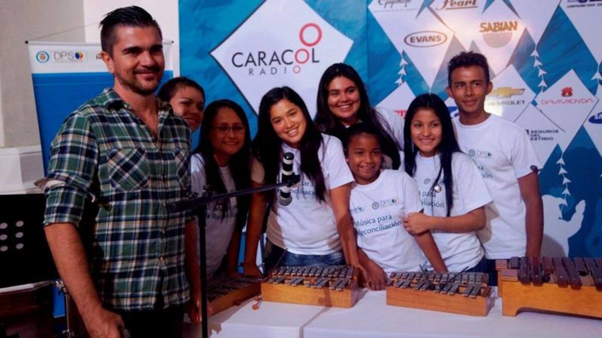 Juanes también se le midió a tocar la marimba, bajo la asesoría de los niños de Batuta y Mochila Cantora.