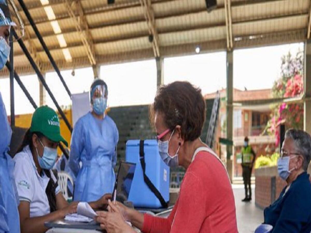 Con acción popular, ciudadano busca que la Pfizer se aplique a los 21 días