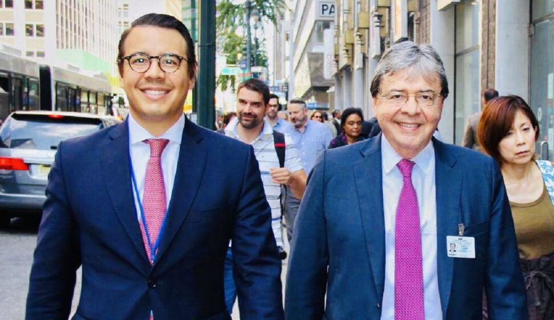 Iván Trujillo junto a su padre, el ministro de Defensa, Carlos Holmes Trujillo.