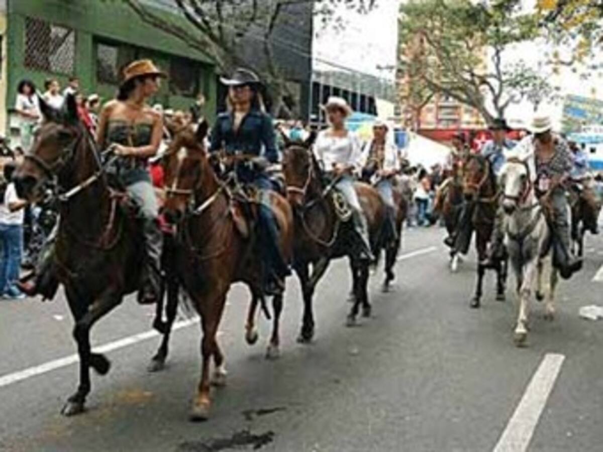 Miles de caleños disfrutan del segundo día de feria con la tradicional cabalgata