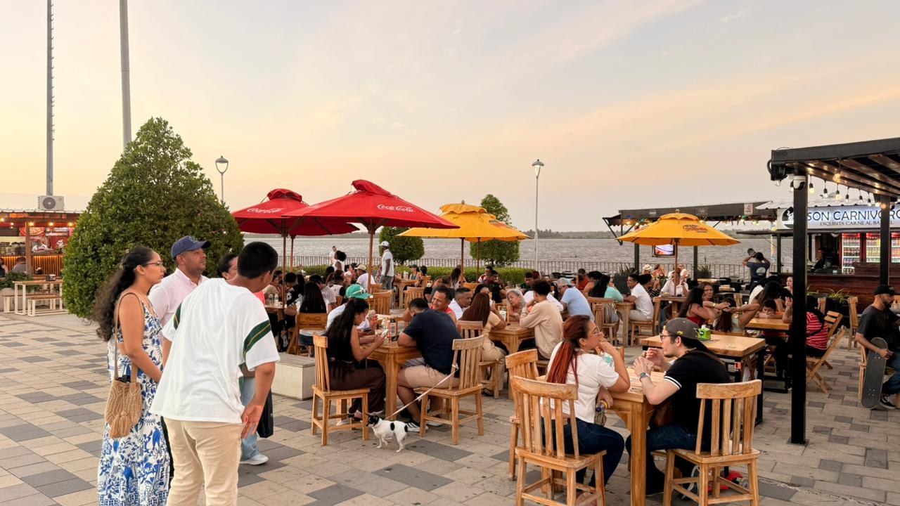 Visitantes en el Malecón. FOTO: cortesía Alcaldía de Barranquilla.