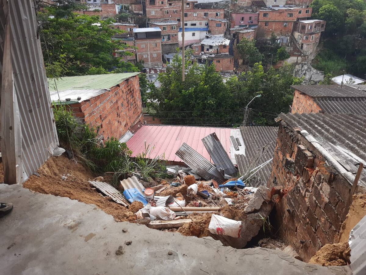 Lluvias: Un derrumbe tiene en riesgo de colapso a varias viviendas en el barrio Bucaramanga