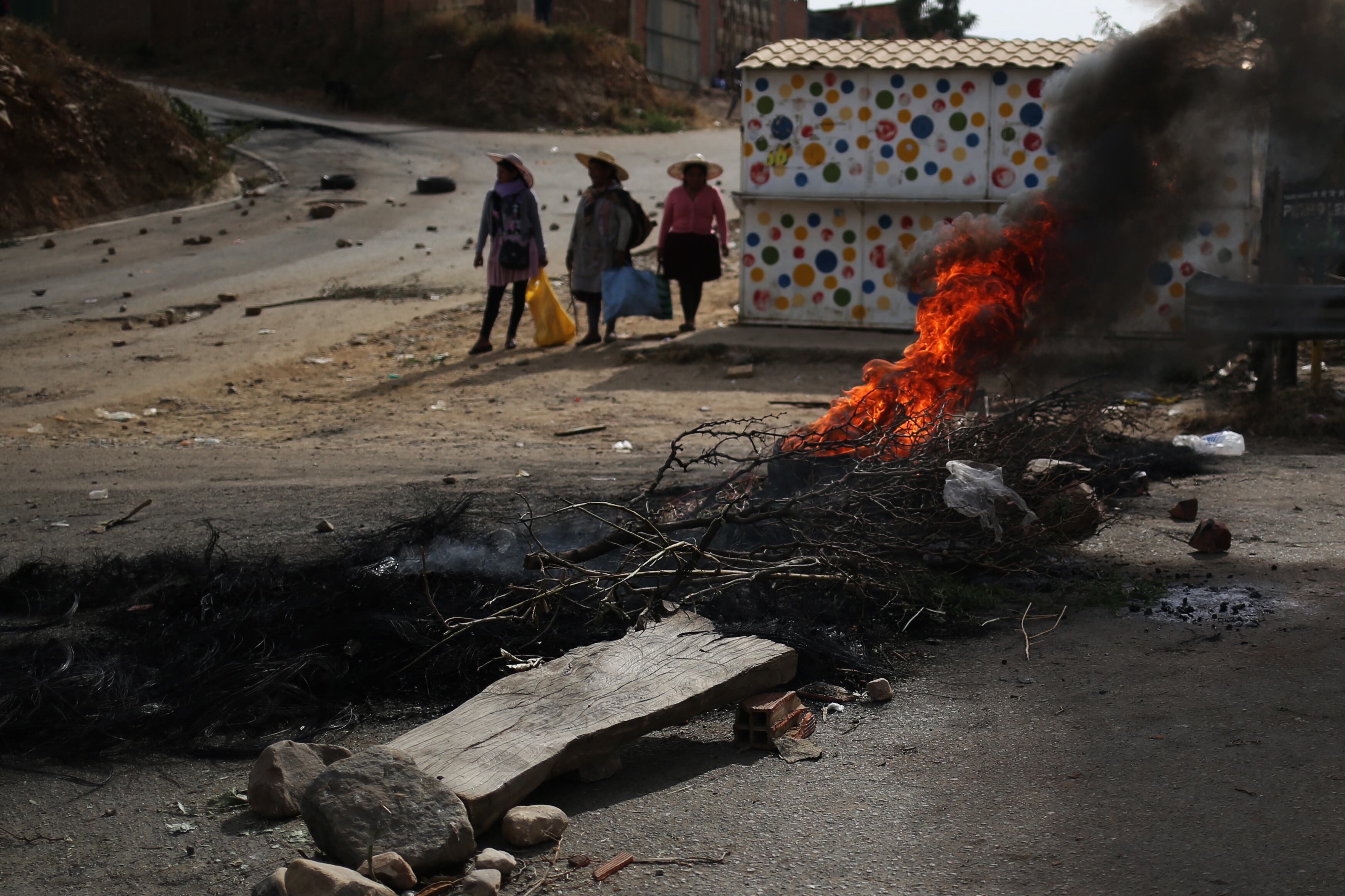 Luego de dos semanas de cierres y bloqueos viales en Bolivia, los seguidores de Evo Morales (que exigen permitir su candidatura presidencial) suspendieron las manifestaciones.
EFE/ Luis Gandarillas

