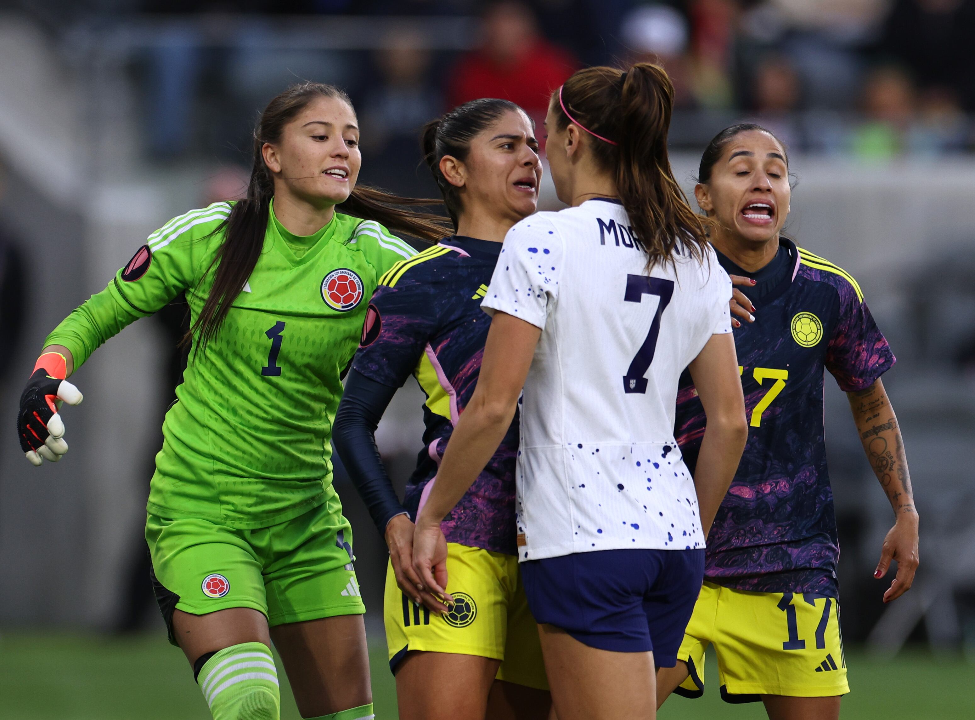 Cruce entre Alex Morgan y Caralina Usme en la Copa Oro Femenina. (Photo by Harry How/Getty Images)