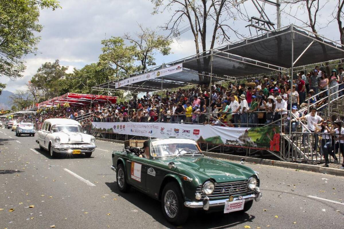 Desfile de autos clásicos y antiguos en la Feria de las Flores