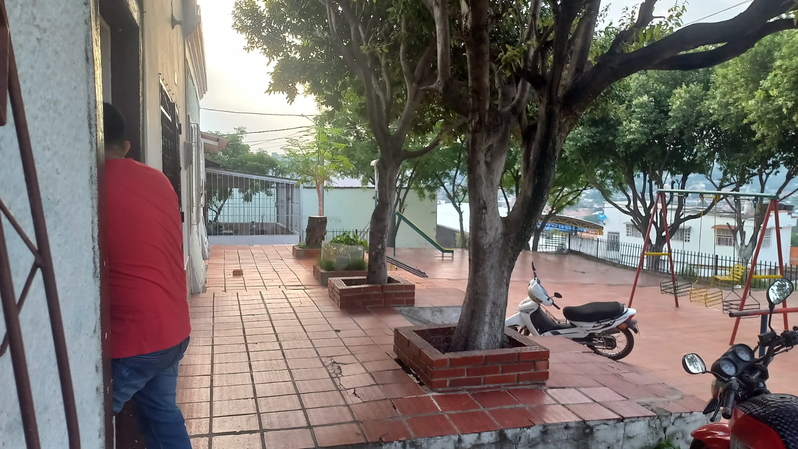 En las viviendas aledañas habitan niños, adultos mayores y personas discapacitadas