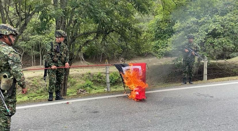 Desmontan banderas del ELN en el Catatumbo. Foto: Ejército Nacional.