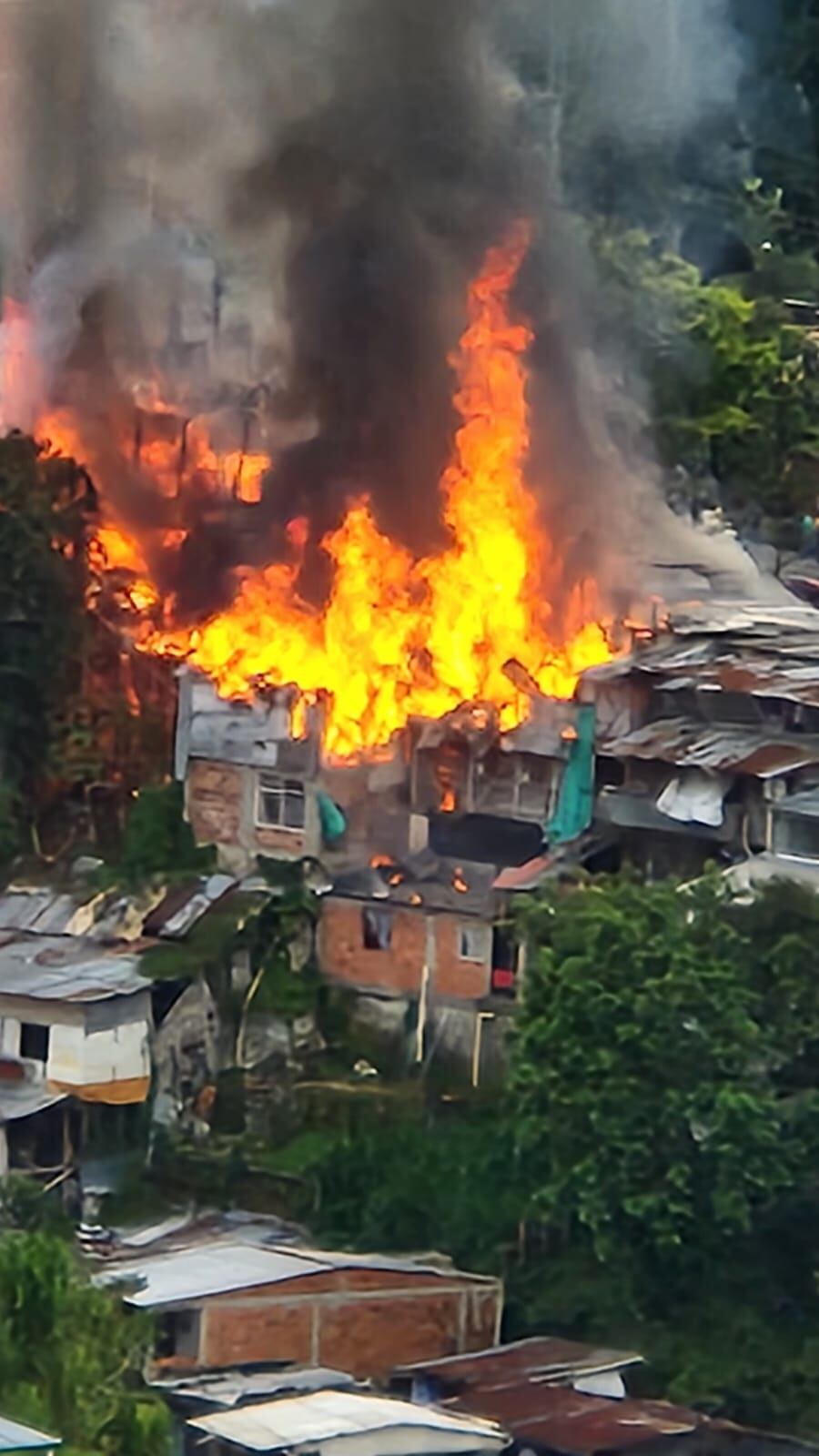 Incendio en Patio Bonito Alto en Armenia. Foto ciudadanos