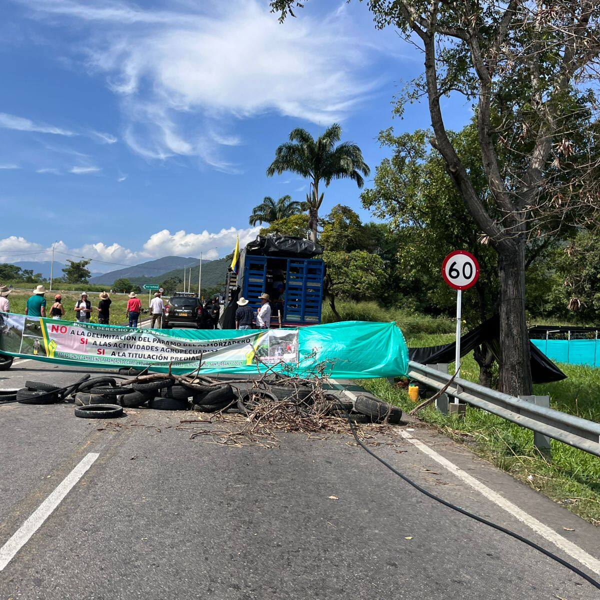 Campesinos bloquean cuatro puntos en la vía Cúcuta - Bucaramanga