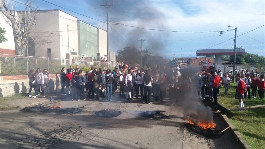 Los estudiantes y padres expresaron su malestar por la falta de un docente y las adecuaciones al plantel. Foto: Cortesía Pedro Ceballos