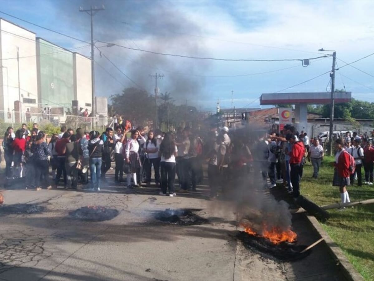 Se intensifican protestas en un colegio de Morales, Cauca