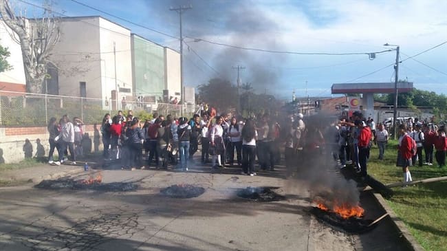 Los estudiantes y padres expresaron su malestar por la falta de un docente y las adecuaciones al plantel. Foto: Cortesía Pedro Ceballos