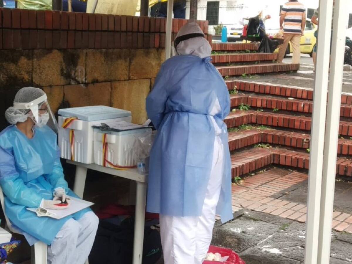 En la Plaza Luis Carlos Galán vacunan a personas de 65 años