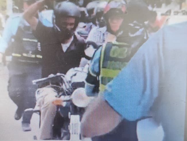 Cinco agentes de transito terminaron heridos en centros asistenciales