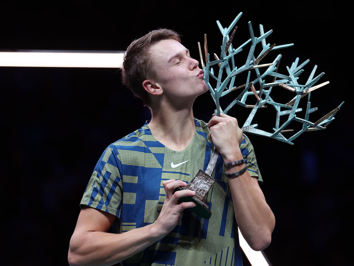 Rune, de 19 años, dio la sorpresa ante Djokovic y se coronó en París