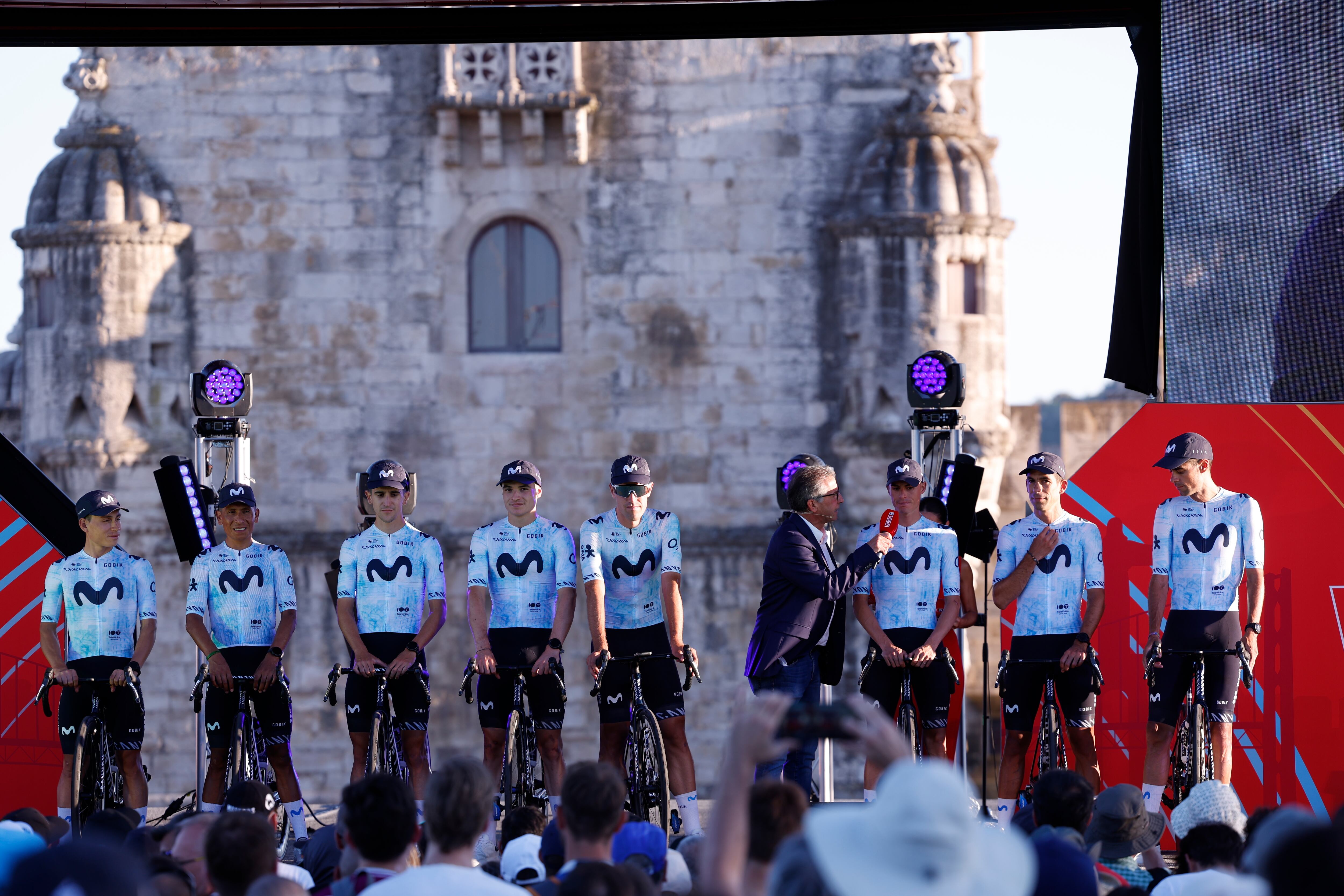 LISBOA, 15/08/2024.- El ciclista Enric Mas (d), del Movistar, atiende a la prensa durante la presentación de los equipos que van a correr La Vuelta a España 2024, hoy jueves en Lisboa. EFE/Javier Lizón